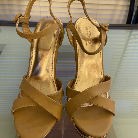 Tan Wedge Sandal with flower pattern - Picture 4 of 5